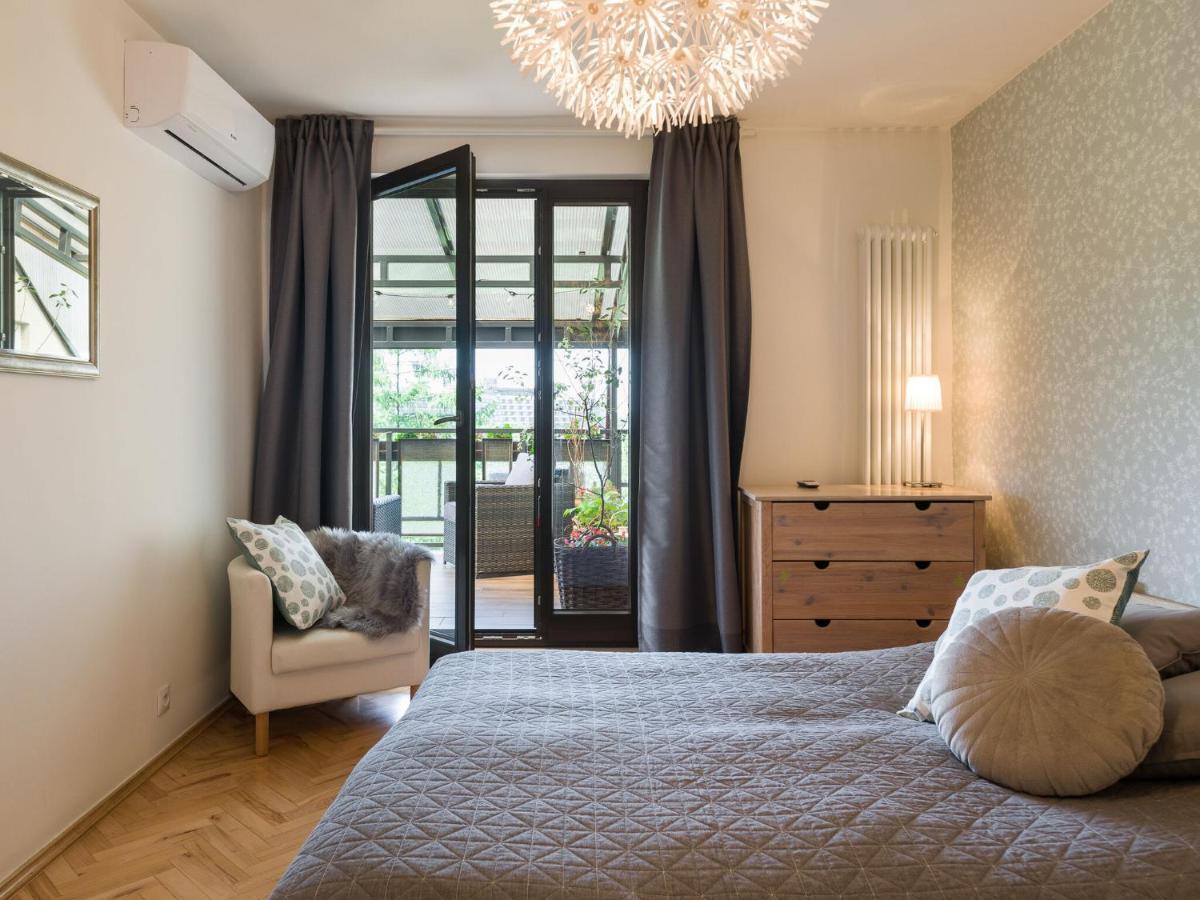 With Superb Location Apartment Krakow