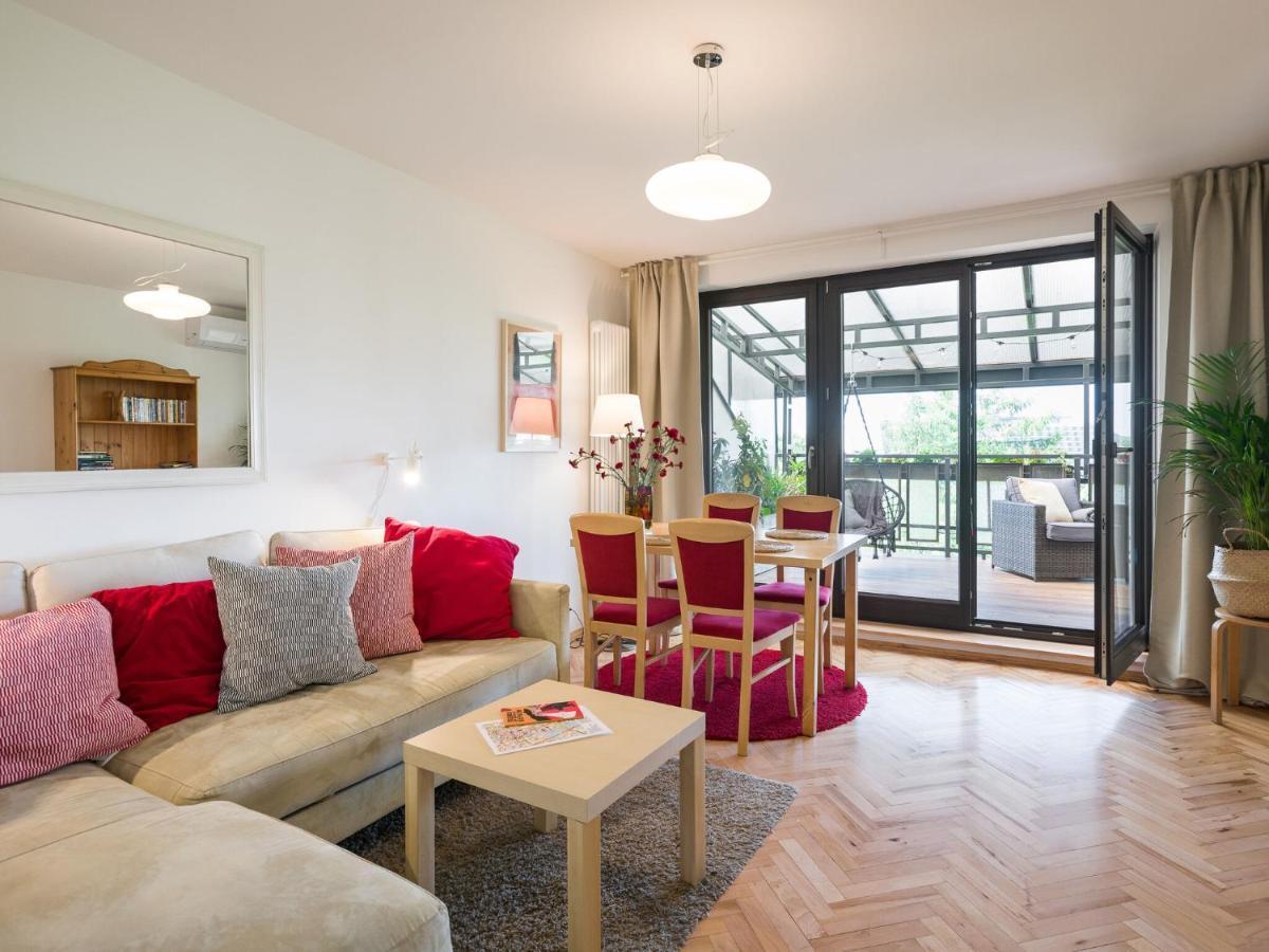 With Superb Location Apartment Krakow
